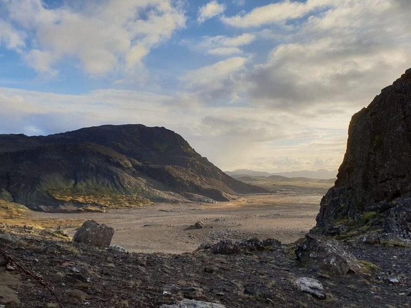 An empty highland plain on the road towards the ice cap